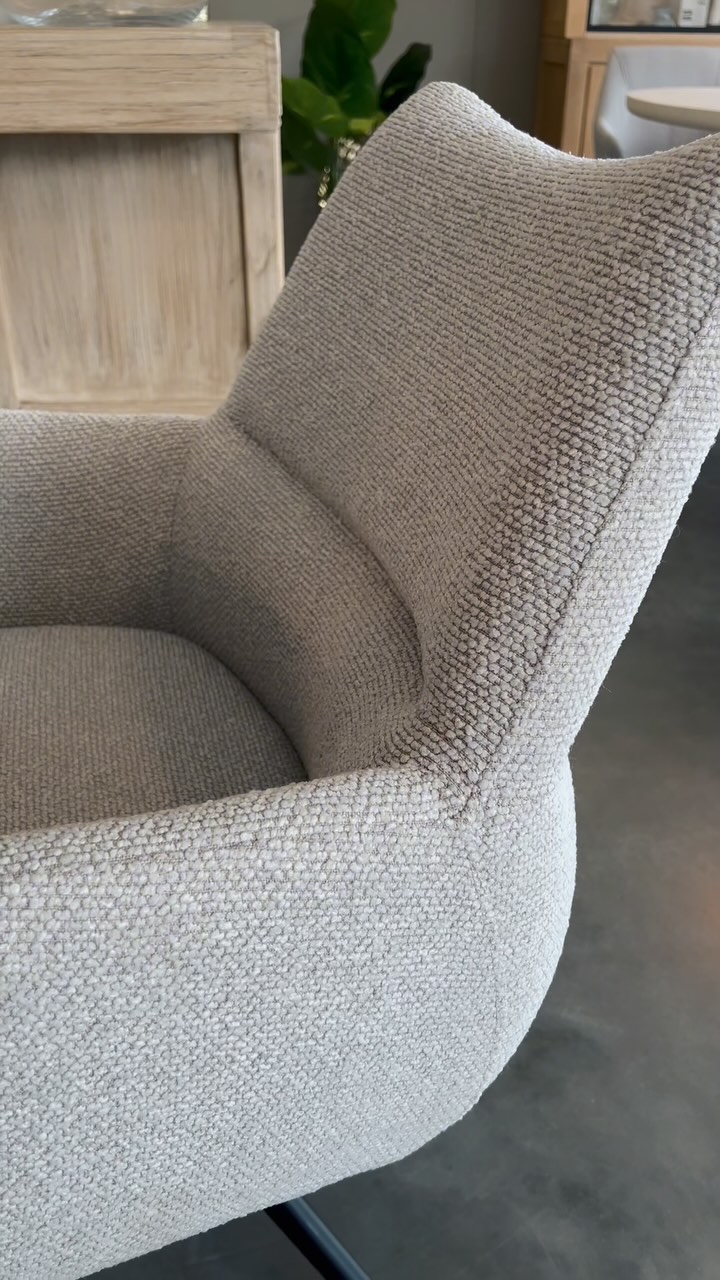 NEW! Draaistoel Vibe - Stoffen draaistoel, verkrijgbaar in 3 kleuren. 

Op voorraad, wees er snel bij! 👀